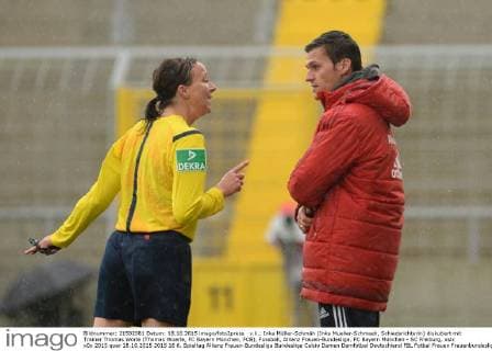 v.li.: Inka Müller-Schmäh (Inka Mueller-Schmaeh, Schiedsrichterin) diskutiert mit Trainer Thomas Wörle (Thomas Woerle, FC Bayern München, FCB), Fussball, Allianz Frauen-Bundesliga, FC Bayern München - SC Freiburg, xslx