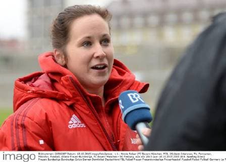 v.li.: Nicole Rolser (FC Bayern München, FCB, 29) beim Interview, TV, Fernsehen, Mikrofon, Fussball, Allianz Frauen-Bundesliga, FC Bayern München - SC Freiburg, xslx