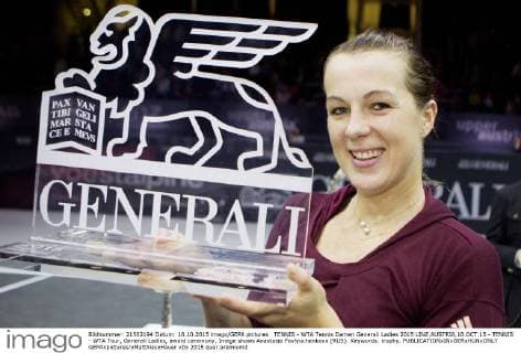 TENNIS - WTA Tennis Damen Generali Ladies 2015 LINZ,AUSTRIA,18.OCT.15 - TENNIS - WTA Tour, Generali Ladies, award ceremony. Image shows Anastasia Pavlyuchenkova (RUS). Keywords: trophy. GEPAxpictures xMatthiasxHauer