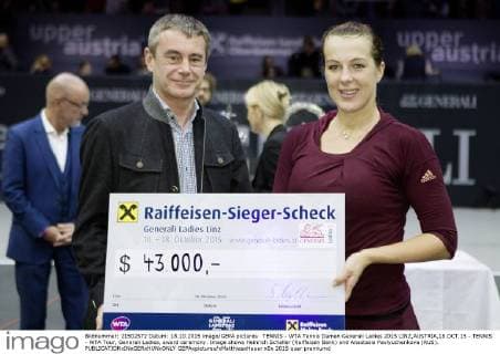 TENNIS - WTA Tennis Damen Generali Ladies 2015 LINZ,AUSTRIA,18.OCT.15 - TENNIS - WTA Tour, Generali Ladies, award ceremony. Image shows Heinrich Schaller (Raiffeisen Bank) and Anastasia Pavlyuchenkova (RUS). GEPAxpictures xMatthiasxHauer