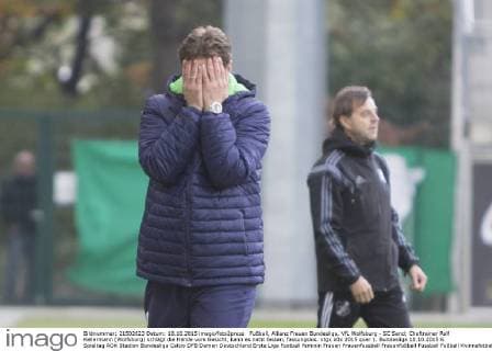Fußball, Allianz Frauen Bundesliga, VfL Wolfsburg - SC Sand; Cheftrainer Ralf Kellermann (Wolfsburg) schlägt die Hände vors Gesicht, kann es nicht fassen, fassungslos. xtgx