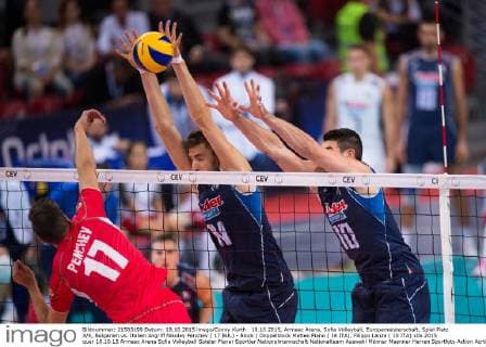 18.10.2015, Armeec Arena, Sofia Volleyball, Europameisterschaft, Spiel Platz 3 4, Bulgarien vs. Italien Angriff Nikolay Penchev ( 17 BUL) - Block Doppelblock Matteo Piano ( 14 ITA), Filippo Lanza ( 10 ITA)