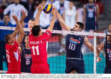 18.10.2015, Armeec Arena, Sofia Volleyball, Europameisterschaft, Spiel Platz 3 4, Bulgarien vs. Italien Block Doppelblock Viktor Yosifov ( 12 BUL), Vladimir Nikolov ( 11 BUL) - Angriff Filippo Lanza ( 10 ITA)