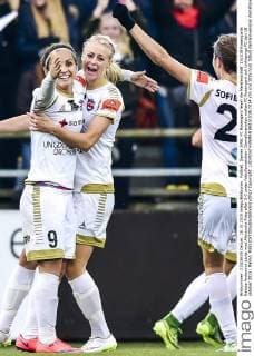 Fußball, Damen SWE, FC Rosengard feiert die Meisterschaft 151018 Rosengards Natasa Andonova jublar med Alexandra Riley efter 3-0 under fotbollsmatchen i Damallsvenskan mellan FC Rosengard och Linköpings FC den 18 oktober 2015 i Malmö.  Copyright: LUDVIGxTHUNMAN BB151018LT034