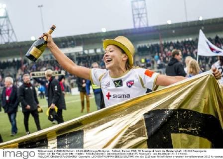 Fußball, Damen SWE, FC Rosengard feiert die Meisterschaft 151018 Rosengards Kirsten Van De Ven jublar efter vinsten i fotbollsmatchen i Damallsvenskan mellan FC Rosengard den 18 oktober 2015 i Malmö.  Copyright: LUDVIGxTHUNMAN BB151018LT048