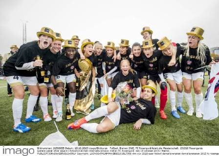 Fußball, Damen SWE, FC Rosengard feiert die Meisterschaft 151018 Rosengards spelare jublar efter segern i fotbollsmatchen i Damallsvenskan mellan FC Rosengard den 18 oktober 2015 i Malmö.  Copyright: LUDVIGxTHUNMAN BB151018LT050
