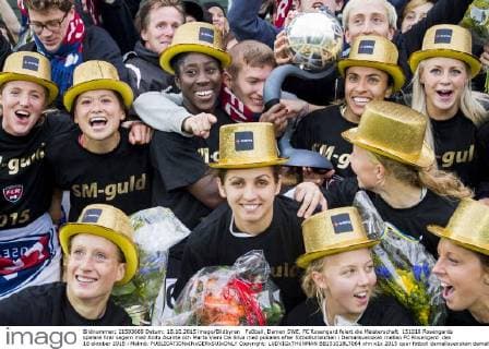 Fußball, Damen SWE, FC Rosengard feiert die Meisterschaft 151018 Rosengards spelare firar segern med Anita Asante och Marta Viera Da Silva med pokalen efter fotbollsmatchen i Damallsvenskan mellan FC Rosengard den 18 oktober 2015 i Malmö.  Copyright: LUDVIGxTHUNMAN BB151018LT064
