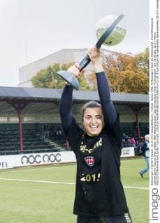 Fußball, Damen SWE, FC Rosengard feiert die Meisterschaft 151018 Rosengrad malvakt Zecira Musovic lyfter pokalen efter fotbollsmatchen i Damallsvenskan mellan FC Rosengard den 18 oktober 2015 i Malmö.  Copyright: LUDVIGxTHUNMAN BB151018LT068