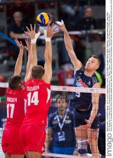 18.10.2015, Armeec Arena, Sofia Volleyball, Europameisterschaft, Spiel Platz 3 4, Bulgarien vs. Italien Block Doppelblock Nikolay Penchev ( 17 BUL), Teodor Todorov ( 14 BUL) - Angriff Ivan Zaytsev ( 9 ITA)