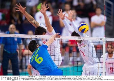 18.10.2015, Armeec Arena, Sofia Volleyball, Europameisterschaft, Finale, Frankreich vs. Slowenien Angriff Mitja Gasparini ( 6 SLO) - Block Doppelblock Nicolas Le Goff ( 14 FRA), Kevin Tillie ( 7 FRA)