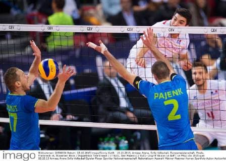 18.10.2015, Armeec Arena, Sofia Volleyball, Europameisterschaft, Finale, Frankreich vs. Slowenien Block Doppelblock Tine Urnaut ( 17 SLO), Alen Pajenk ( 2 SLO) - Angriff Nicolas Le Goff ( 14 FRA)