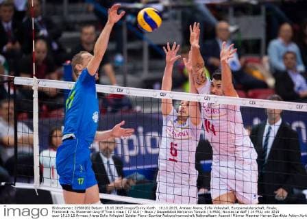 18.10.2015, Armeec Arena, Sofia Volleyball, Europameisterschaft, Finale, Frankreich vs. Slowenien Angriff Tine Urnaut ( 17 SLO) - Block Doppelblock Benjamin Toniutti ( 6 FRA), Nicolas Le Goff ( 14 FRA)