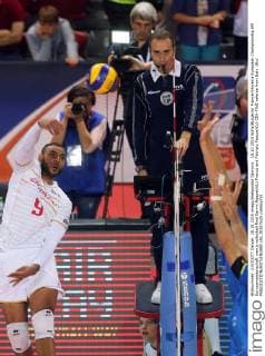 18.10.2015 Sofia(Bulgaria) France-Slovenia European Championship EM Europameisterschaft men s volleyball final Earvin Ngapeth(L) France and Fabrizio Pasquali(c) CEV-FIVB referee from Italy :Str 