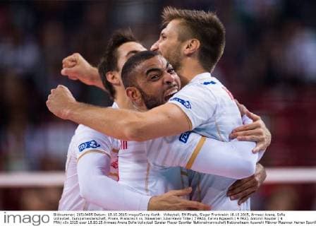 Volleyball, EM Finale, Sieger Frankreich 18.10.2015, Armeec Arena, Sofia Volleyball, Europameisterschaft, Finale, Frankreich vs. Slowenien Jubel Kevin Tillie ( 7 FRA), Earvin Ngapeth ( 9 FRA), Antonin Rouzier ( 4 FRA)