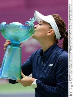 Agnieszka Radwanska kisses her champion trophy after defeating Danka Kovinic of Montenegro in the women s singles final match during the 2015 WTA Tennis Damen Tianjin Open tennis tournament in Tianjin, China, 18 October 2015. Agnieszka Radwanska defeated Danka Kovinic 6-1, 6-2 in less than an hour to win the Tianjin Open title on Sunday (18 October 2015) and clinch a spot in the WTA Finals in Singapore. The second-seeded Radwanska broke Kovinic five times and saved all five break points she faced. The Polish player didn t lose a set in five matches this week to win her 16th career WTA Tour title. Radwanska became the fifth player to qualify for the year-end championships, joining Maria Sharapova, Simona Halep, Petra Kvitova and Garbine Muguruza in the field. Top-ranked Serena Williams is skipping the tournament to rest and recover from injuries. Radwanska has qualified for the WTA Finals for the fifth consecutive year. Radwanska wins Tianjin Open to qualify for WTA Finals  20151018_66190
