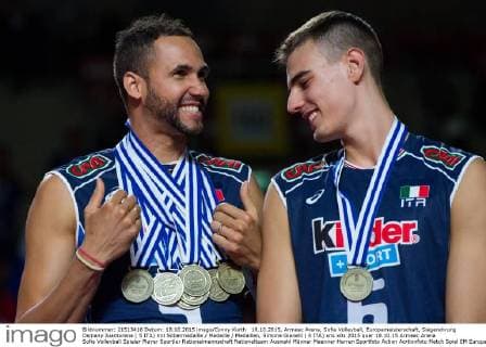 18.10.2015, Armeec Arena, Sofia Volleyball, Europameisterschaft, Siegerehrung Osmany Juantorena ( 5 ITA) mit Silbermedaille Medaille Medaillen, Simone Gianelli ( 6 ITA)