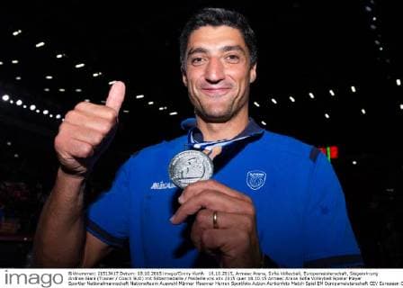 18.10.2015, Armeec Arena, Sofia Volleyball, Europameisterschaft, Siegerehrung Andrea Giani (Trainer Coach SLO) mit Silbermedaille Medaille