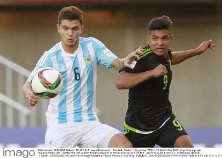 Football, Mexico v Argentina. FIFA U-17 World Cup 2015. Argentina s player Facundo Pardo, left , battles the ball against Eduardo Aguirre of Mexico during the FIFA U-17 World Cup 2015 Group C, at Nacional stadium in Chillan 18 10 2015. MarceloxHernandez Photosport. Futbol, Mexico v Argentina. 