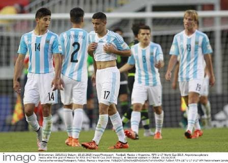 Football, Mexico v Argentina. FIFA U-17 World Cup 2015. Argentina s players reacts after the goal of Mexico for FIFA U-17 World Cup 2015 Group C, at Nacional stadium in Chillan 18 10 2015. MarceloxHernandez Photosport. Futbol, Mexico v Argentina. 