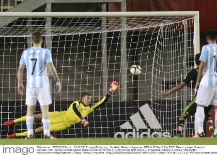 Football, Mexico v Argentina. FIFA U-17 World Cup 2015. Mexico s player Francisco Venegas, right, scores his goal against Argentina during the FIFA U-17 World Cup 2015 Group C, at Nacional stadium in Chillan 18 10 2015. MarceloxHernandez Photosport. Futbol, Mexico v Argentina. 