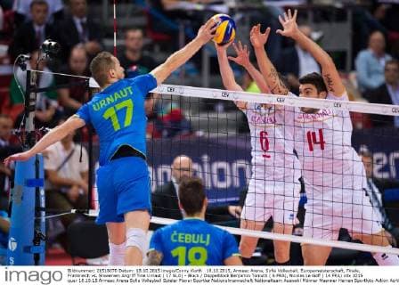 18.10.2015, Armeec Arena, Sofia Volleyball, Europameisterschaft, Finale, Frankreich vs. Slowenien Angriff Tine Urnaut ( 17 SLO) - Block Doppelblock Benjamin Toniutti ( 6 FRA), Nicolas Le Goff ( 14 FRA)