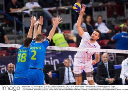 18.10.2015, Armeec Arena, Sofia Volleyball, Europameisterschaft, Finale, Frankreich vs. Slowenien Block Doppelblock Klemen Cebulj ( 18 SLO), Alen Pajenk ( 2 SLO) - Angriff Antonin Rouzier ( 4 FRA)