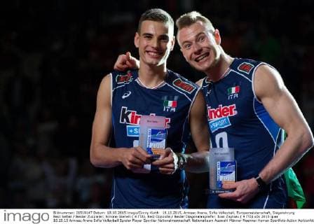 18.10.2015, Armeec Arena, Sofia Volleyball, Europameisterschaft, Siegerehrung Best Setter Bester Zuspieler: Simone Gianelli ( 6 ITA), Best Opposite Bester Diagonalangreifer: Ivan Zaytsev ( 9 ITA)