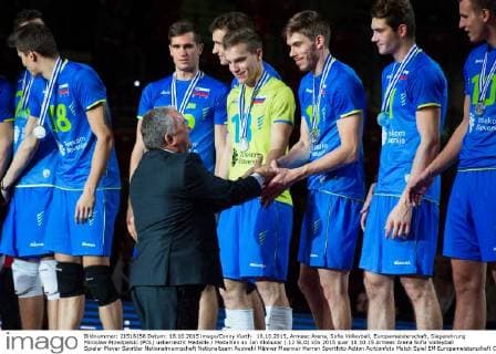 18.10.2015, Armeec Arena, Sofia Volleyball, Europameisterschaft, Siegerehrung Miroslaw Przedpelski (POL) ueberreicht Medaille Medaillen an Jan Klobucar ( 12 SLO)