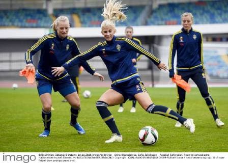 Stina Blackstenius, Sofia Jakobsson - Fussball Schweden, Training schwedische Nationalmannschaft Damen.  Copyright: CARLxSANDIN BB151019CS009