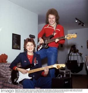 Michael Eggert (VfL Bochum) und seine Frau Andrea spielen Gitarre