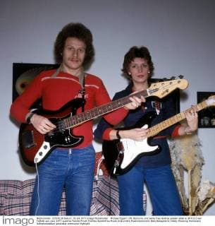 Michael Eggert (VfL Bochum) und seine Frau Andrea spielen Gitarre