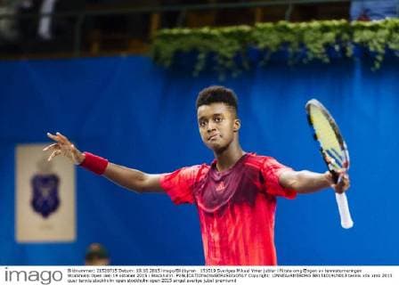 151019 Sveriges Mikael Ymer jublar i första omg?ngen av tennisturneringen Stockholm Open den 19 oktober 2015 i Stockholm.  Copyright: LINNEAxRHEBORG BB151019LN013