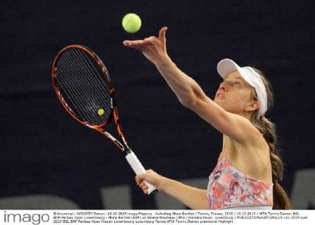 Aufschlag Mona Barthel Tennis, Frauen, 2015 19.10.2015 WTA Tennis Damen BGL BNP Paribas Open Luxembourg - Mona Barthel (GER) vs Sloane Stephens (JPN) Kockelscheuer, Luxemburg 