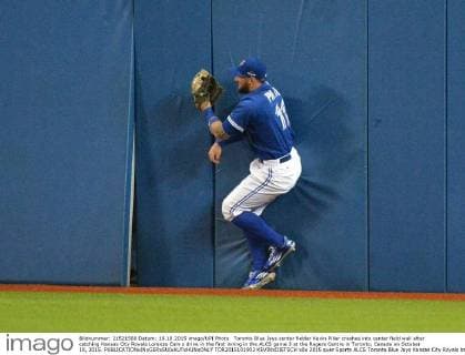 Toronto Blue Jays center fielder Kevin Pillar crashes into center field wall after catching Kansas City Royals Lorenzo Cain s drive in the first inning in the ALCS game 3 at the Rogers Centre in Toronto, Canada on October 19, 2015.  TOR2015101902 KEVINxDIETSCH