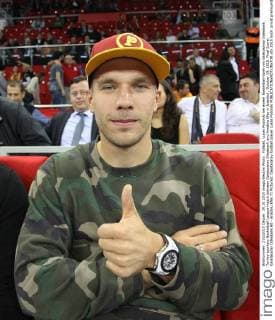 Fußball, Lukas Podolski bei einem Basketball-Spiel von Galatasaray Odeabank Turkey sportoto Basketball League match between Galatasaray Odeabank and Anadolu Efes in Istanbul , October 19, 2015. Final Score: Galatasaray Odeabank 60 - Anadolu Efes 71 Pictured: Galatasaray football player Lukas Podolski 