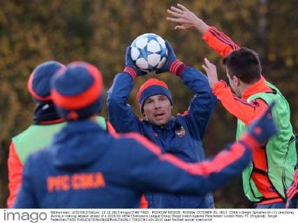 MOSCOW REGION, RUSSIA. OCTOBER 20, 2015. CSKA s Sergei Ignashevich (C) practicing during a training session ahead of a 2015 16 UEFA Champions League Group Stage match against Manchester United ManU FC (England). Sergei Fadeichev TASS  TS010341
