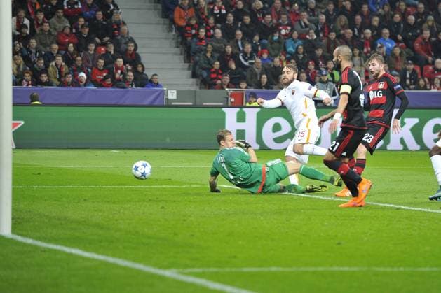 Leverkusen, Deutschland 20. Oktober 2015: Champions League 15 16 - Bayer 04 Leverkusen vs. AS Rom Daniele De Rossi (AS Rom) zum 2:1 ot