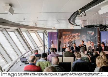 Berlin, Deutschland, 20.10.2015: Volleyball Bundesliga Saison 2015 2016 - BR Volleys Pressekonferenz zum Saisonauftakt im Berlienr Fernsehturm am Alexanderplatz. Uebersicht Pressekonferenz, v.l. Rüdiger Ruediger Otto (Vizepraesident Schatzmeister SCC Berlin), Roberto Serniotti (Trainer BR Volleys), Kaweh Niroomand (Manager BR Volleys), Robert Kromm (Kapitaen BR Volleys), Tobias Schütte (Geschaeftsfuehrer Berlin Recycling GmbH), Ingo Malter (Geschaeftsfuehrer Stadt und Land Wohnbauten-Gesellschaft mbH)