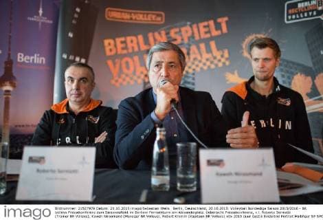Berlin, Deutschland, 20.10.2015: Volleyball Bundesliga Saison 2015 2016 - BR Volleys Pressekonferenz zum Saisonauftakt im Berlienr Fernsehturm am Alexanderplatz. Uebersicht Pressekonferenz, v.l. Roberto Serniotti (Trainer BR Volleys), Kaweh Niroomand (Manager BR Volleys), Robert Kromm (Kapitaen BR Volleys)