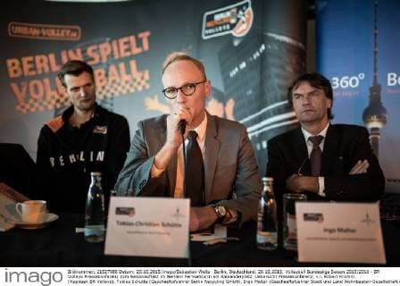 Berlin, Deutschland, 20.10.2015: Volleyball Bundesliga Saison 2015 2016 - BR Volleys Pressekonferenz zum Saisonauftakt im Berlienr Fernsehturm am Alexanderplatz. Uebersicht Pressekonferenz, v.l. Robert Kromm (Kapitaen BR Volleys), Tobias Schütte (Geschaeftsfuehrer Berlin Recycling GmbH), Ingo Malter (Geschaeftsfuehrer Stadt und Land Wohnbauten-Gesellschaft mbH)