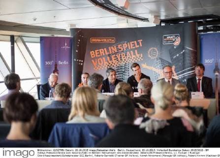 Berlin, Deutschland, 20.10.2015: Volleyball Bundesliga Saison 2015 2016 - BR Volleys Pressekonferenz zum Saisonauftakt im Berlienr Fernsehturm am Alexanderplatz. Uebersicht Pressekonferenz, v.l. Rüdiger Ruediger Otto (Vizepraesident Schatzmeister SCC Berlin), Roberto Serniotti (Trainer BR Volleys), Kaweh Niroomand (Manager BR Volleys), Robert Kromm (Kapitaen BR Volleys), Tobias Schütte (Geschaeftsfuehrer Berlin Recycling GmbH), Ingo Malter (Geschaeftsfuehrer Stadt und Land Wohnbauten-Gesellschaft mbH)
