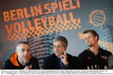 Berlin, Deutschland, 20.10.2015: Volleyball Bundesliga Saison 2015 2016 - BR Volleys Pressekonferenz zum Saisonauftakt im Berlienr Fernsehturm am Alexanderplatz. Uebersicht Pressekonferenz, v.l. Roberto Serniotti (Trainer BR Volleys), Kaweh Niroomand (Manager BR Volleys), Robert Kromm (Kapitaen BR Volleys)