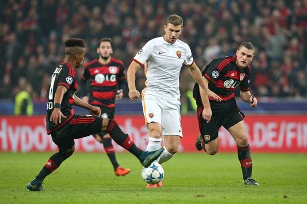 20.10.2015, Fussball UEFA Champions League 2015 2016, Gruppenphase, 3.Spieltag, Bayer 04 Leverkusen - AS Rom, in der BayArena Leverkusen. v.l. Wendell (Bayer Leverkusen) gegen Edin Dzeko (AS Rom) und Kyriakos Papadopoulos (Bayer Leverkusen) 