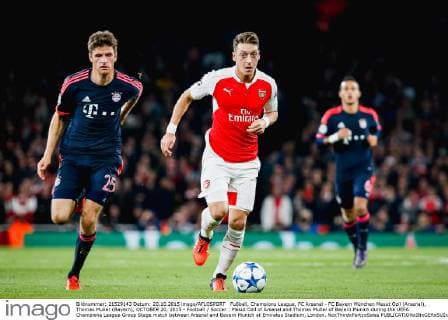 Fußball, Champions League, FC Arsenal - FC Bayern München Mesut Ozil (Arsenal), Thomas Muller (Bayern), OCTOBER 20, 2015 - Football Soccer : Mesut Ozil of Arsenal and Thomas Muller of Bayern Munich during the UEFA Champions League Group Stage match between Arsenal and Bayern Munich at Emirates Stadium, London. NoxThirdxPartyxSales  (mdga_ars20bay_06)