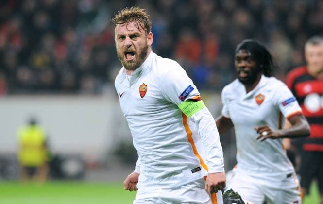 Fussball, UEFA Champions League, Herren, Saison 2015 2016, Gruppe E, 3. Spieltag, BayArena Leverkusen, Bayer Leverkusen (rot) - AS Roma (weiss) 4:4; Jubel Danielle de Rossi (AS Roma) nach seinem Tor zum 2:2 Ausgleich, zusammen mit Gervinho (AS Roma). Jubel, Freude, Aktion.