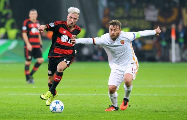 Fussball, UEFA Champions League, Herren, Saison 2015 2016, Gruppe E, 3. Spieltag, BayArena Leverkusen, Bayer Leverkusen (rot) - AS Roma (weiss) 4:4; Kevin Kampl (Leverkusen), Danielle de Rossi (AS Roma), Aktion.