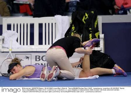 Tennis BGLBNPParibas Open 2015 - Luxembourg, Luxemburg 21.10.2015, Tennis Tennis BGLBNPParibas Open 2015 - Luxembourg, Luxemburg v.l. Laura Siegemund (Deutschland, GER) musste mehrmals behandelt werden 