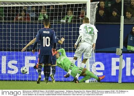 Wolfsburg, Deutschland 21. Oktober 2015: Champions League 15 16 - VfL Wolfsburg vs. PSV Eindhoven Tor zum 1:0 durch Bas Dost (Wolfsburg) ot