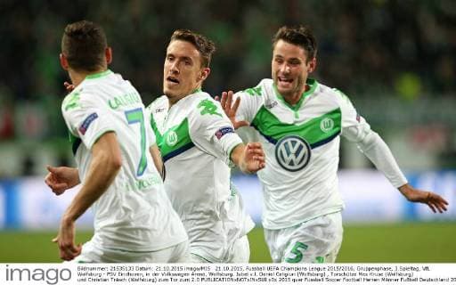 21.10.2015, Fussball UEFA Champions League 2015 2016, Gruppenphase, 3.Spieltag, VfL Wolfsburg - PSV Eindhoven, in der Volkswagen Arena, Wolfsburg. Jubel v.l. Daniel Caligiuri (Wolfsburg) , Torschütze Max Kruse (Wolfsburg) und Christian Träsch (Wolfsburg) zum Tor zum 2:0 