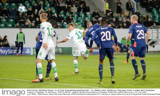 21. Oktober 2015: Wolfsburg, Volkswagen Arena: Fussball UEFA Champions League, 3. Spieltag: VfL Wolfsburg - PSV Eindhoven: Wolfsburgs Max Kruse (weiss) trifft gegen Eindhovens Jeffrey Bruma zum 2:0.